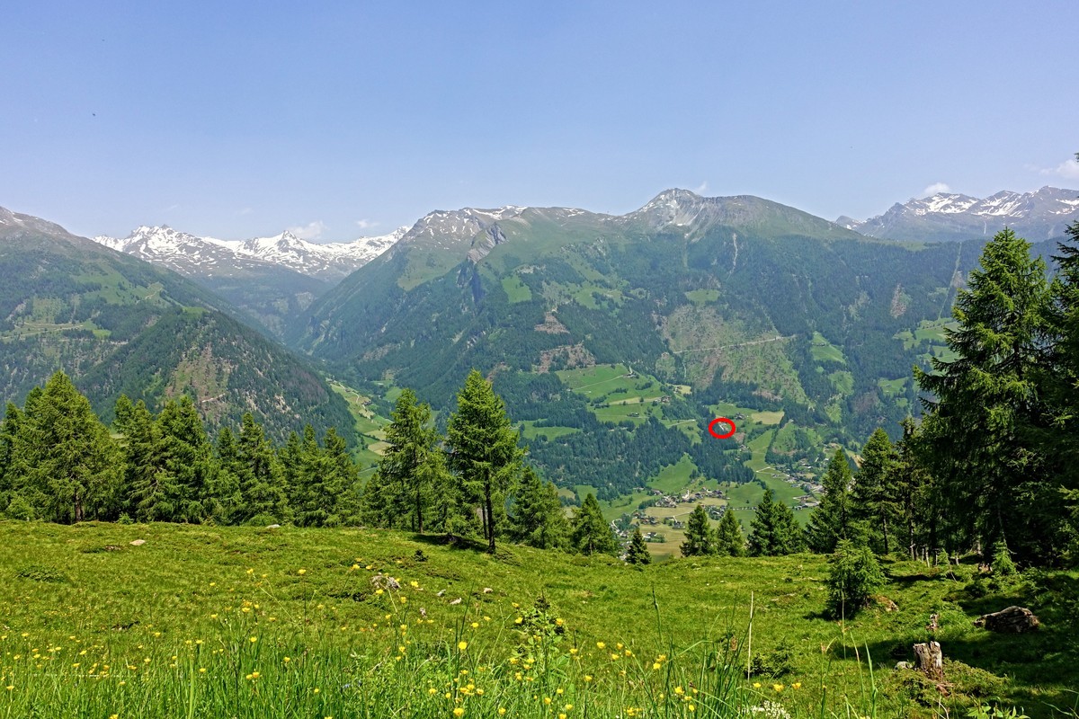 Alpesi faházunk (pirossal jelölve) a hatalmas Mohar-csúcs és a Goldberg-hegység 3000 méteres csúcsainak lábánál