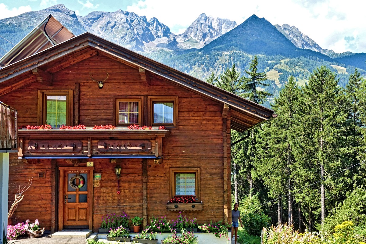 Your base camp, the Almchalet Goldbergleiten, in front of the 3,000-meter peaks of the mystical Schober Group