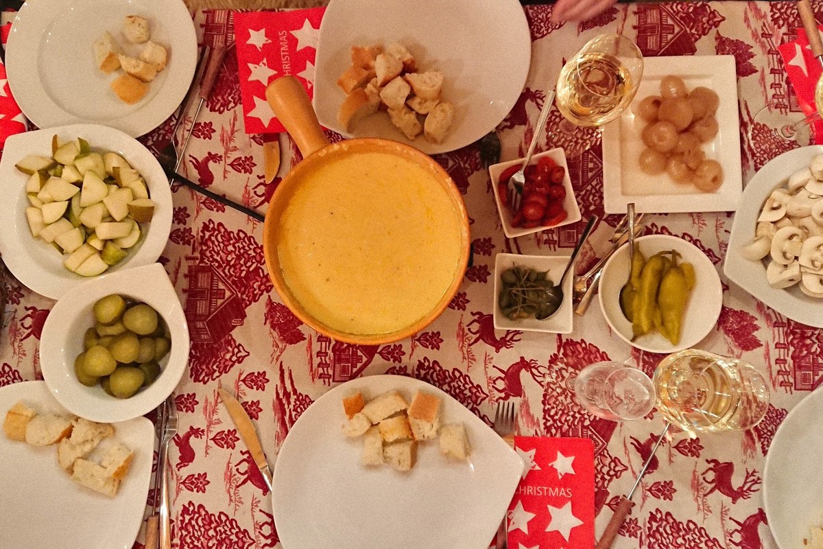 Oryginalne fondue z sera szwajcarskiego - jeden z naszych popularnych zimowych klasyków