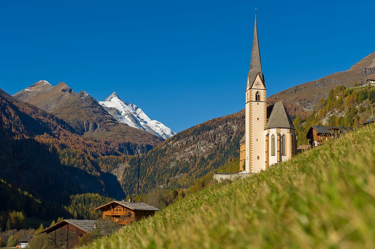 Pure postcard idyll: the pilgrimage church in Heiligenblut with the eternal ice of the Grossglockner