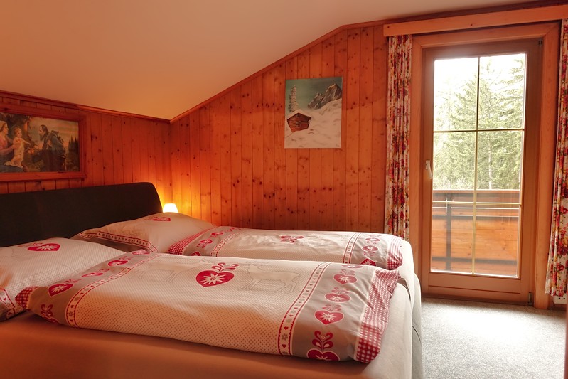 La chambre principale est équipée de lits à sommier tapissier avec des sections de pieds et de tête réglables électriquement.