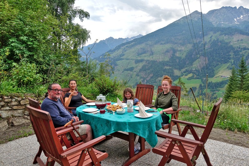 Grande terrasse ensoleillée avec barbecue