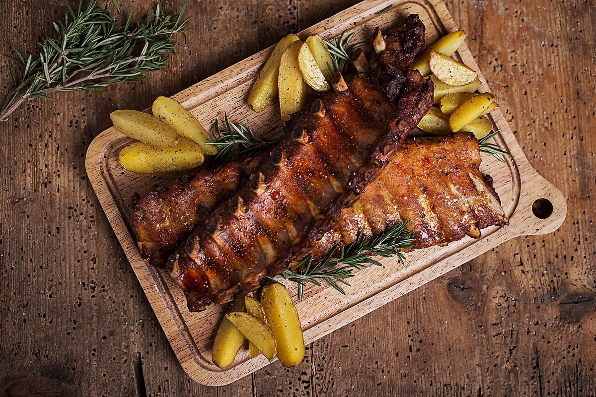 Pożywne przekąski: grillowane żeberka z ziemniakami z rozmarynem