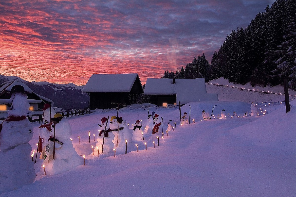 Schneemänner am Bauernhof