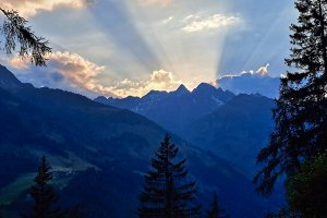 Abendstimmung am Hüttenbalkon - romantischer Ausklang in der Ruhe der Natur | © Almchalet Goldbergleiten