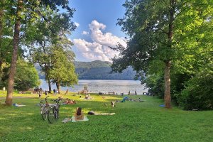 Im Klinger-Park am Millstätter See, einem der schönsten und wärmsten Bergseen Österreichs. Badewarm bis in den September | © Almchalet Goldbergleiten