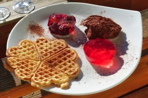 Hüttenwirtin Alla's große Liebe gilt dem Süßen: Waldbeer-Parfait, Mousse aux Chocolate, Confit d'Framboise - alles hausgemacht