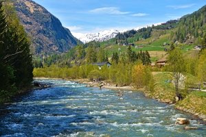 Entlag der Oberen Möll findest Du kilometerlange, ebene Spazierwege und Naturbadeplätze, wo auch Dein Hund ins Wasser darf | © Almchalet Goldbergleiten