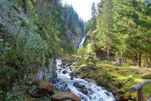 Imposante Wasserfälle, hier der Gartl-Fall, sind ein Wahrzeichen unserer Region und als bequeme Wanderung vom Chalet erreichbar | © Almchalet Goldbergleiten