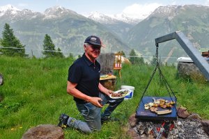 Im Sommer machen wir mit unseren Gästen Grillausflüge auf eine Hochalm, mit dem Geländewagen, damit auch jeder mitkann | © Almchalet Goldbergleiten