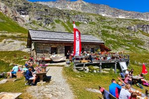 Urig und authentisch: Die Goldgräberhütte am Mölltaler Gletscher, auch für ältere Gäste oder mit Kleinkindern problemlos zu erreichen | © Almchalet Goldbergleiten