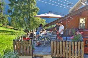 Es gibt 2 grosse Terrassen: Die Bergterrasse für bis zu 12 Personen ...