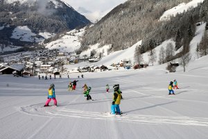 Im Hochwinter gibt es einen Kinder-Skilift nur 15 Minuten zu Fuß von uns.