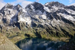 Der Wangenitzsee (2.465 m) mit der Wangenitzsee-Hütte und dem Petzek-Gipfel (rechts, 3.283 m), angezuckert im Spätsommer | © FKSM CC BY-SA 4.0