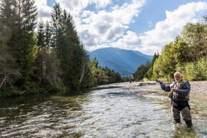 Auch das ist Sommersport: Fliegenfischen in der Möll. Gerne besorgen wir Dir dazu die Fischerkarten | © Franz Gerdl, Nationalpark Hohe Tauern