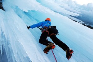 Eisklettern im gefrorenen Wasserfall - Für Mutige gibt es Schnuppekurse vom Bergführerverein
