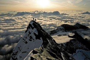 Bergfreiheit über den Wolken - auf dem Kleinglockner-Gipfel (3.770 m) im Morgenlicht | © Nationalpark Hohe Tauern