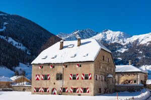 Historisches Gebäude im Talboden: das Schloss Großkirchheim